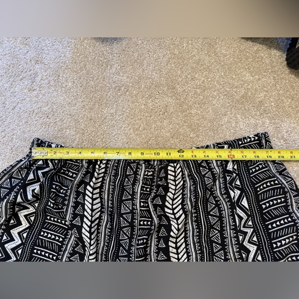 Black and White Patterned Wide-Leg Pants 5x with pockets - Picture 3 of 5